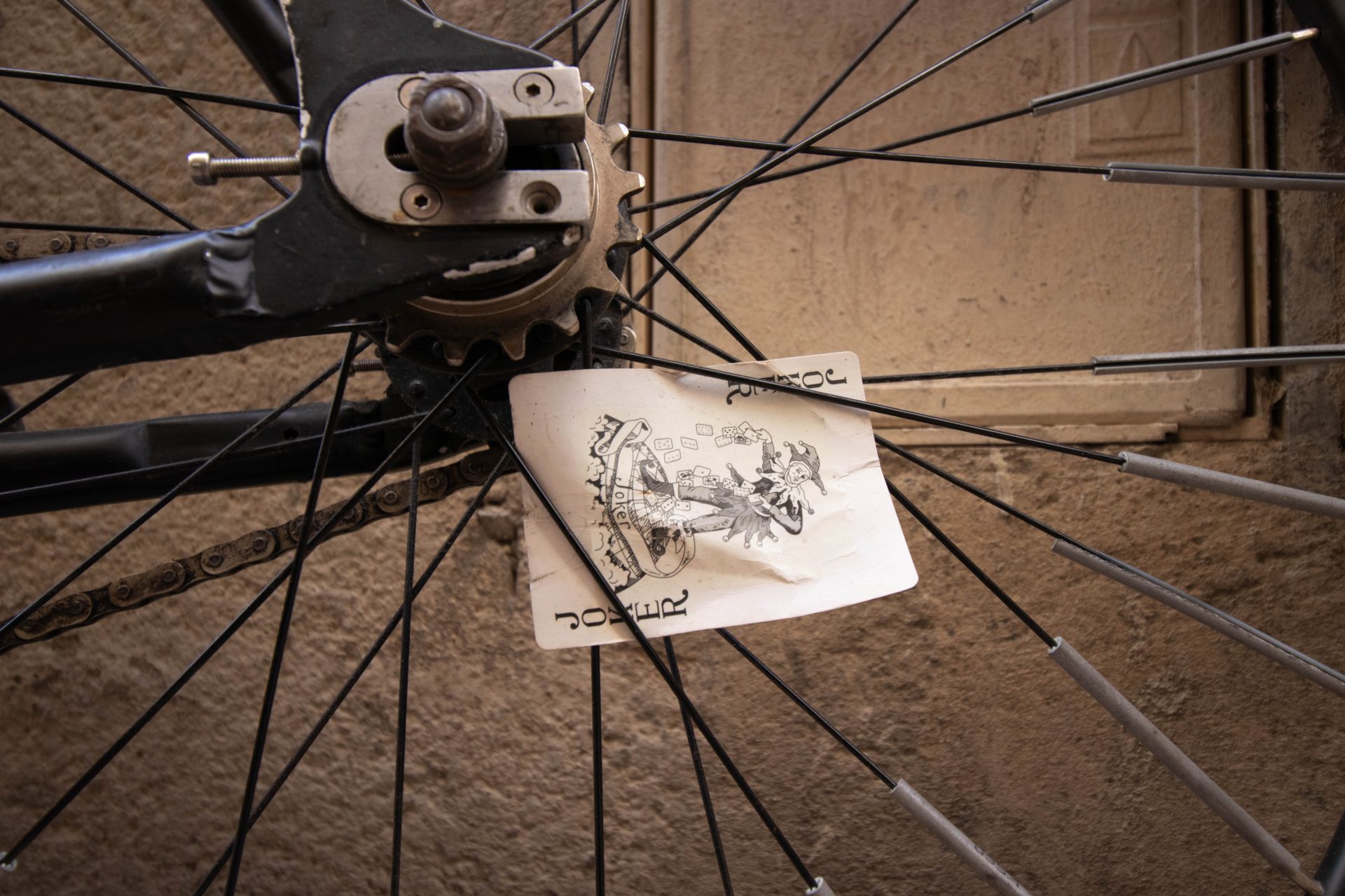 In denSpeichen eines Rades steckt eine Joker-Karte